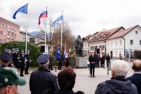 Polaganje cvetja k spomeniku Rudolfa Maistra (35)